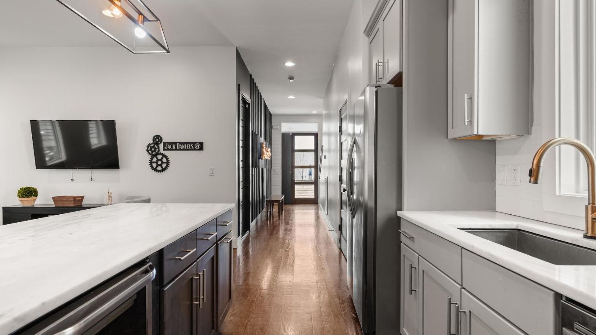Downtown Views With Rooftop Golf Grill And Firepit Only 8min To Broadway Holiday home Nashville