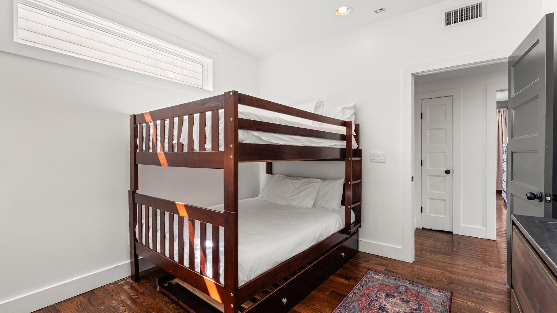 Downtown Views With Rooftop Golf Grill And Firepit Only 8min To Broadway Holiday home *