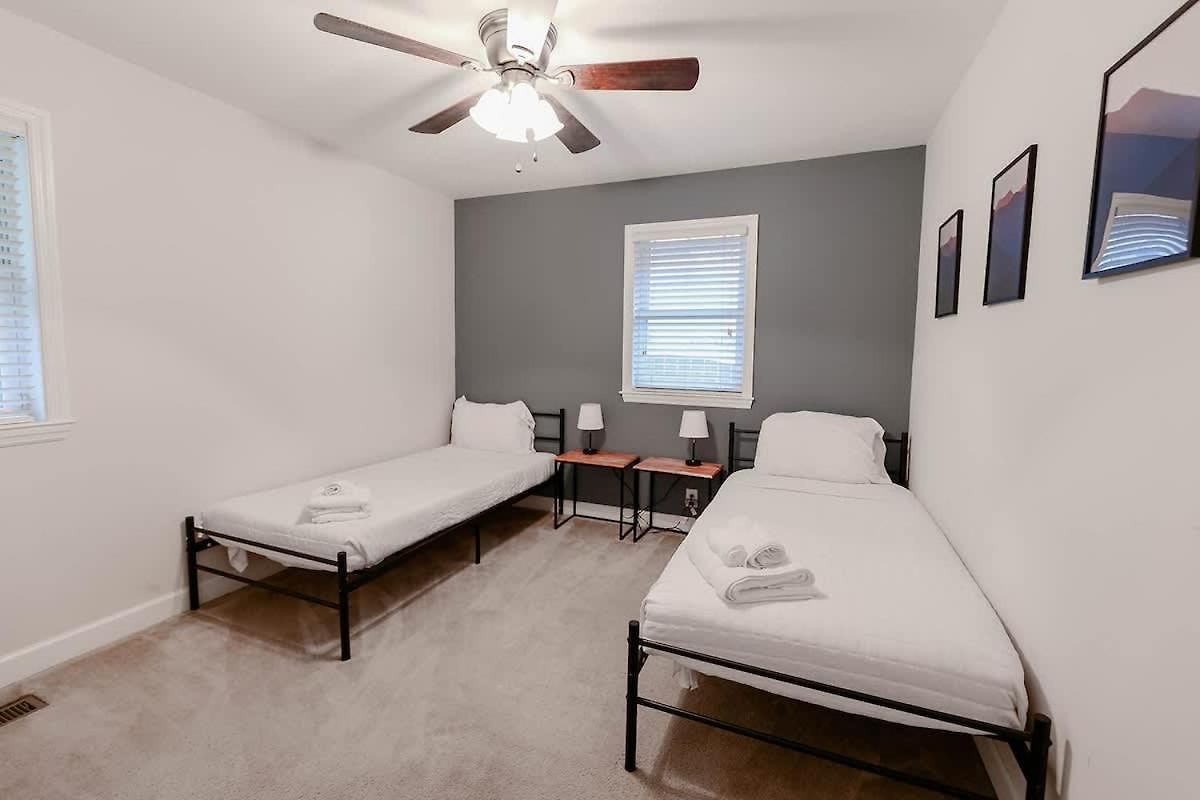 Holiday home Cozy Retreat 10 Min To Broadway *