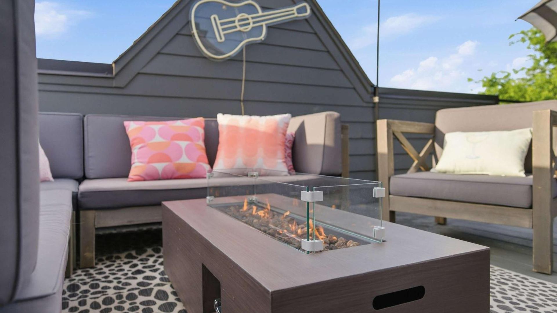 Designer Single Family House-rooftop- Hot Tub Holiday home