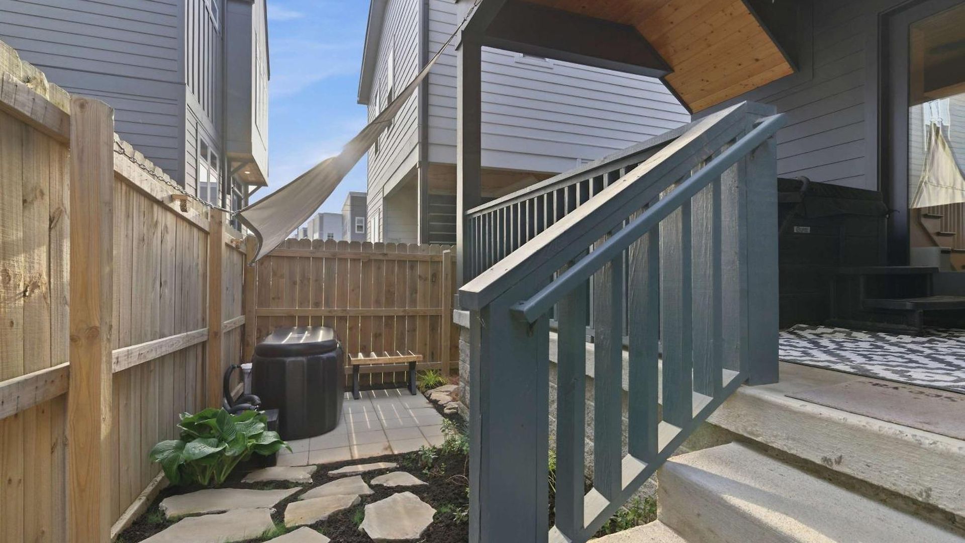 Designer Single Family House-rooftop- Hot Tub Holiday home