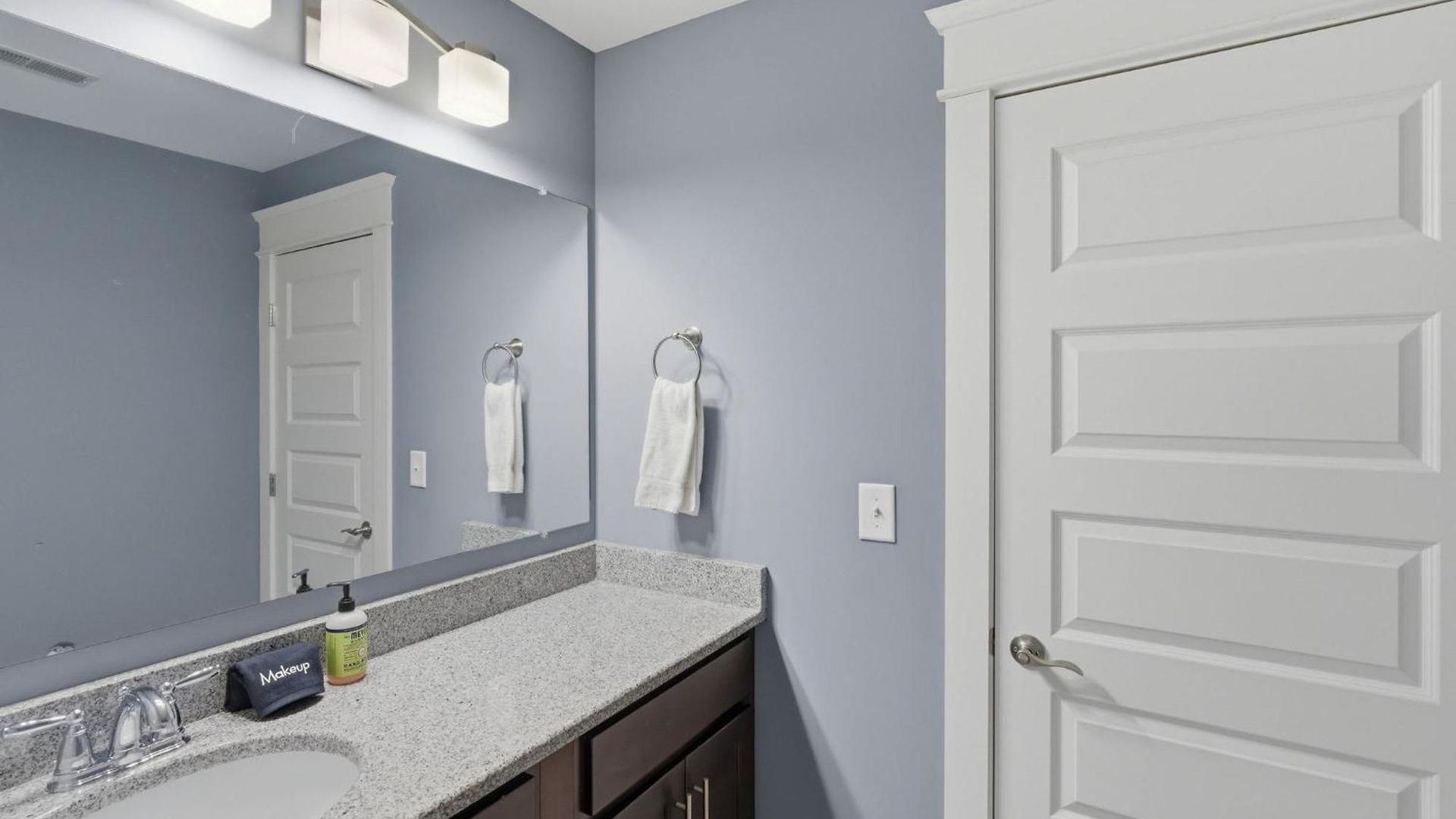 New 7 Mins To Broadway Sleeps 8