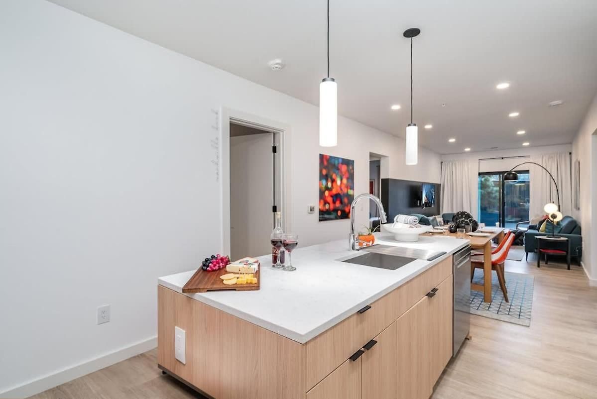 Hyve-retro Modern-full Gym-walk To Broadway Holiday home