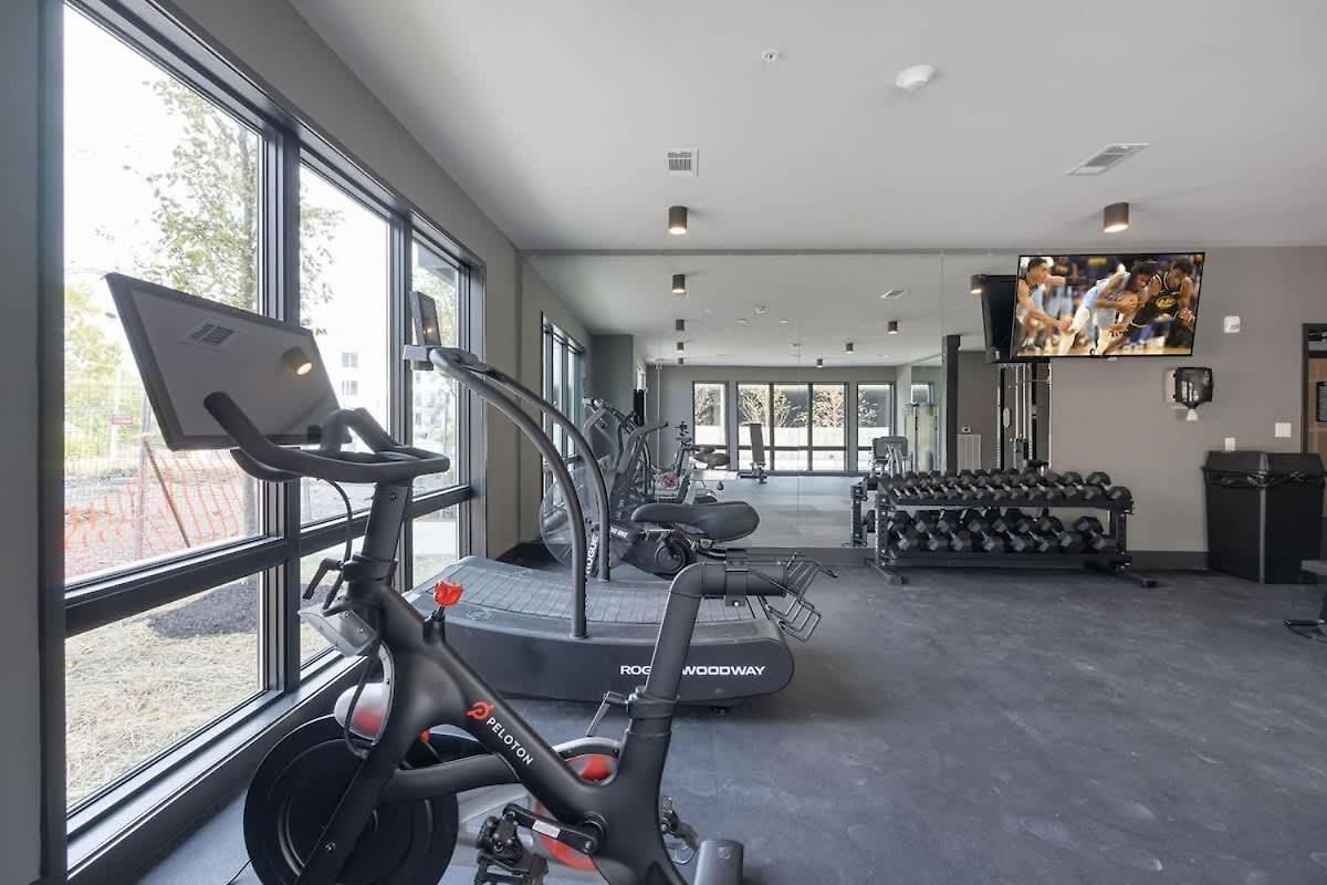 Penthouse Blues-odyssey-pool & Gym-mins 2 Broadway *