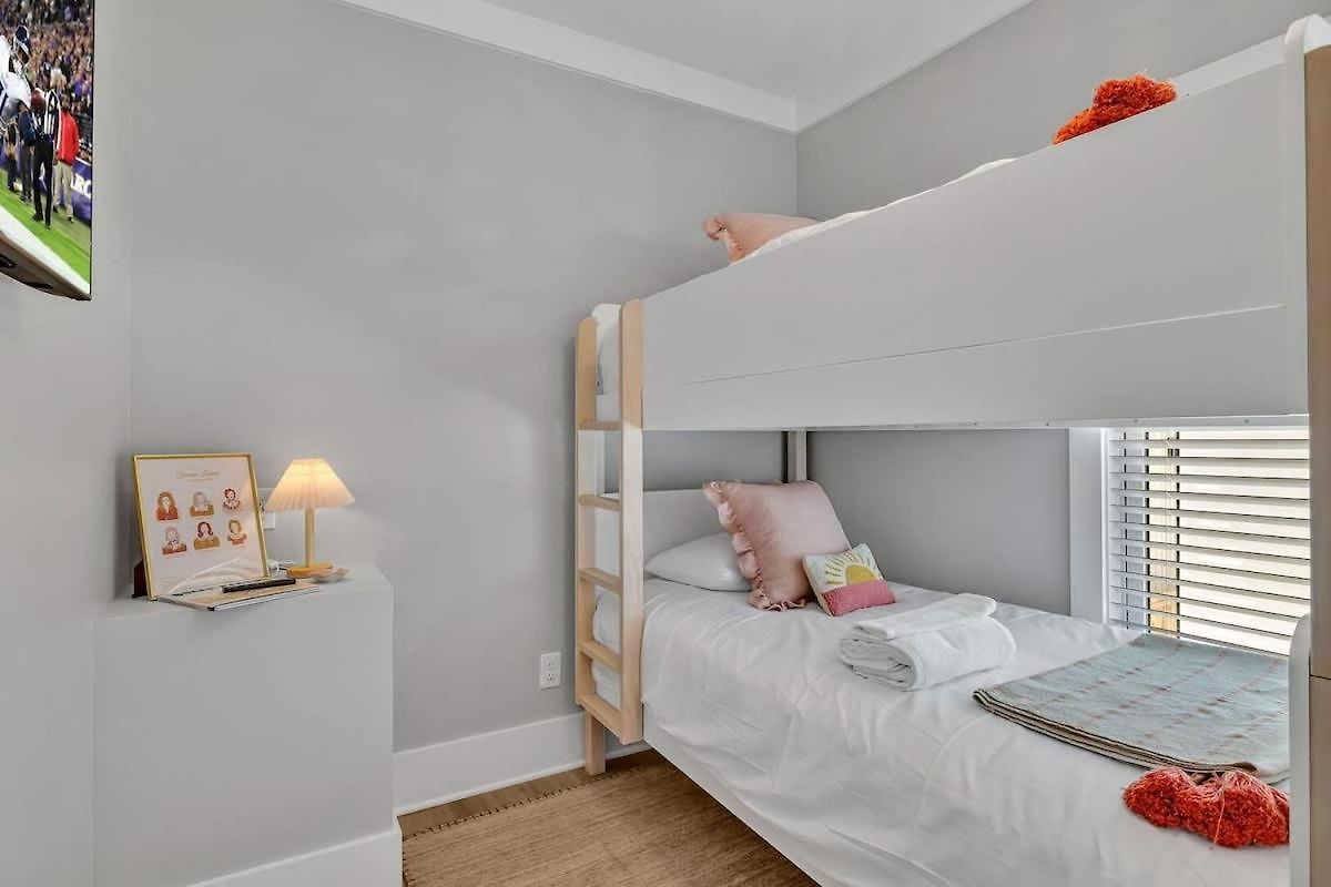 Alto-private Rooftop Deck-8 Mins To Broadway Holiday home *