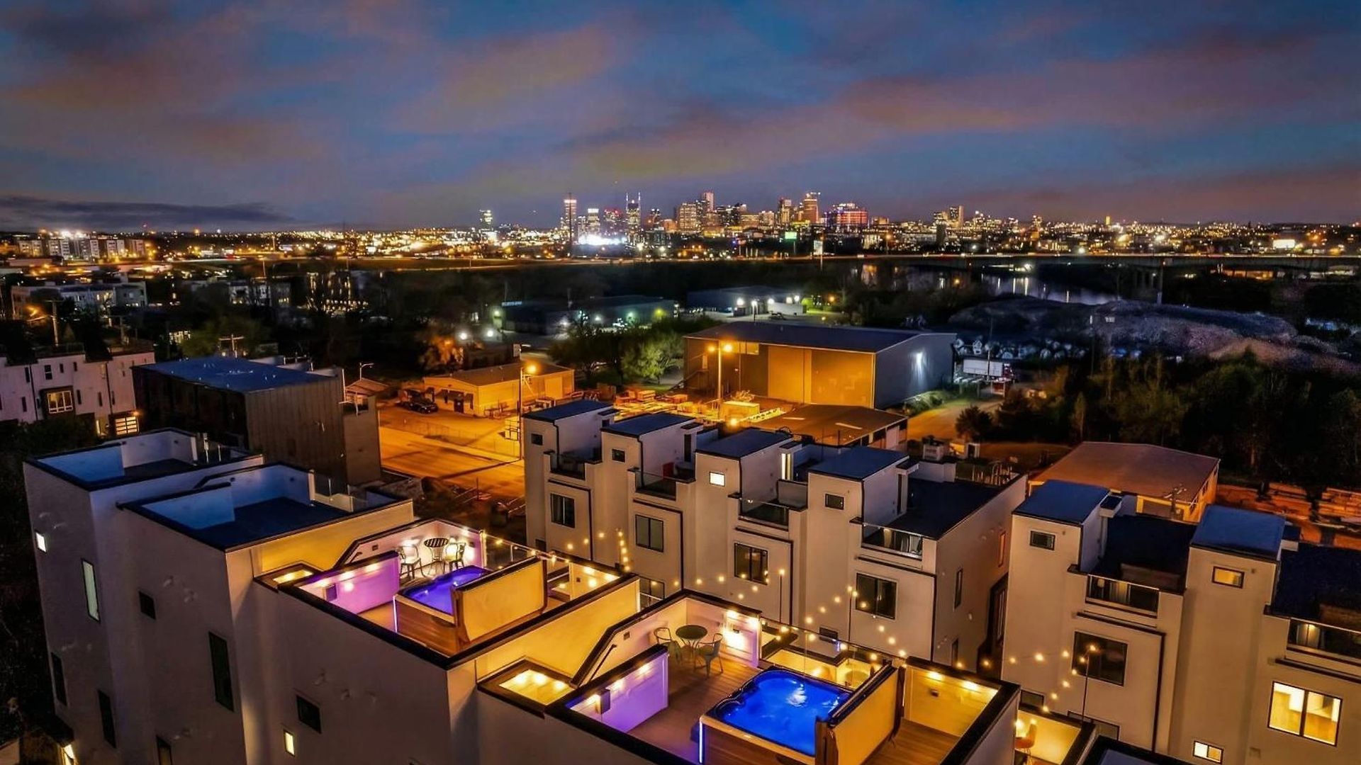 Rooftop Hot Tub Views Pac-man Pool Table