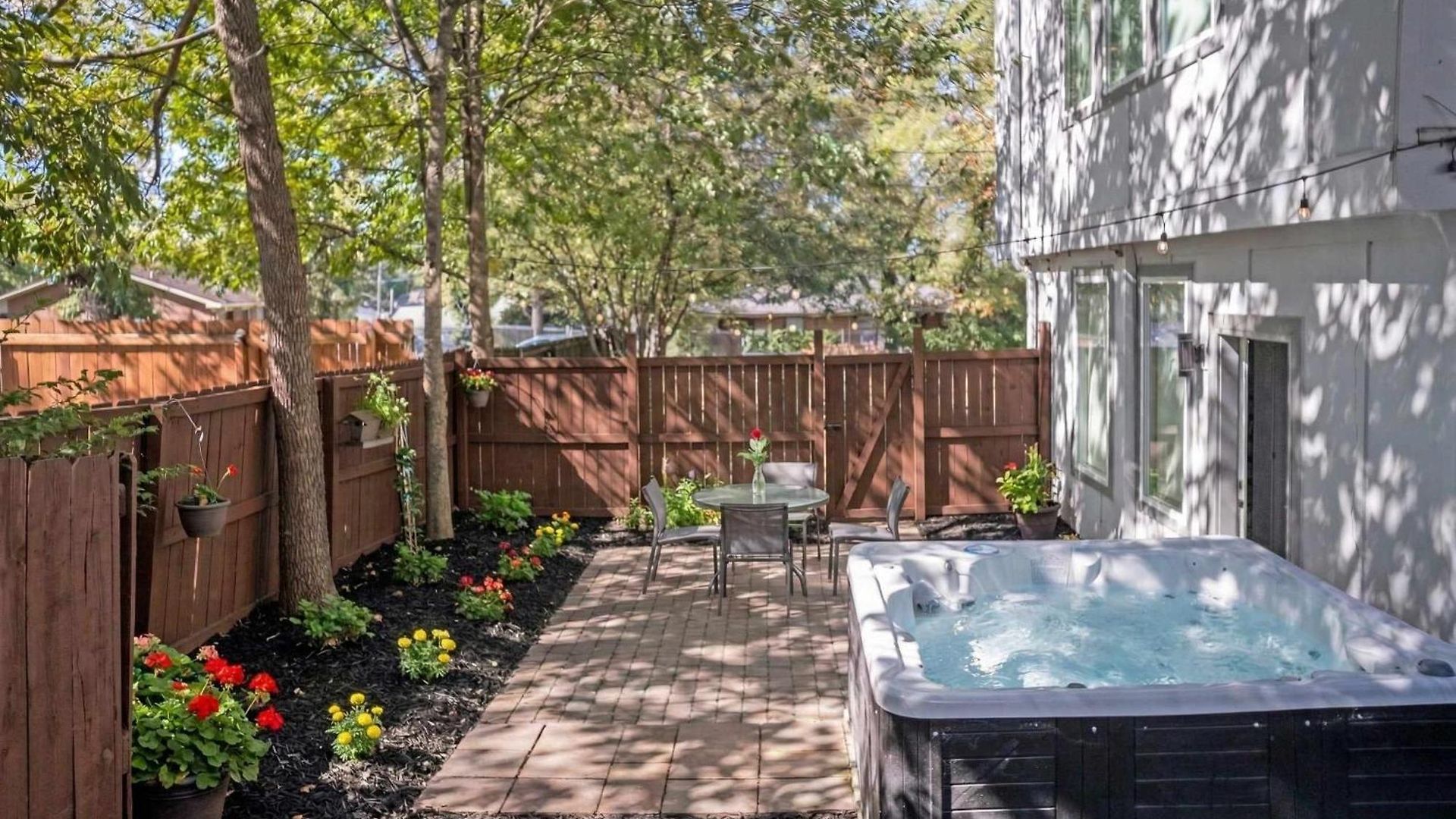 Lux East Nash-hot Tub & Rooftop Patio Holiday home