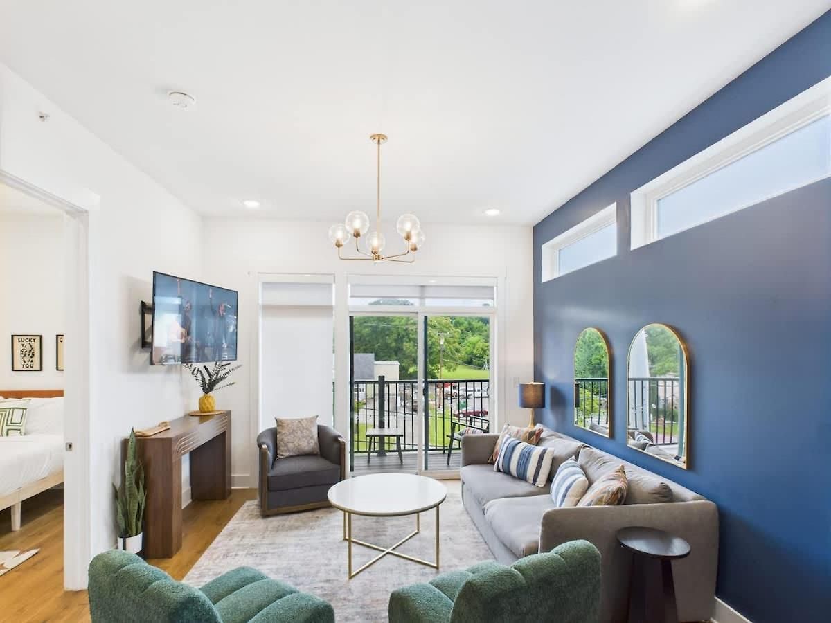 Gallatin Retreat-private Balcony-in East