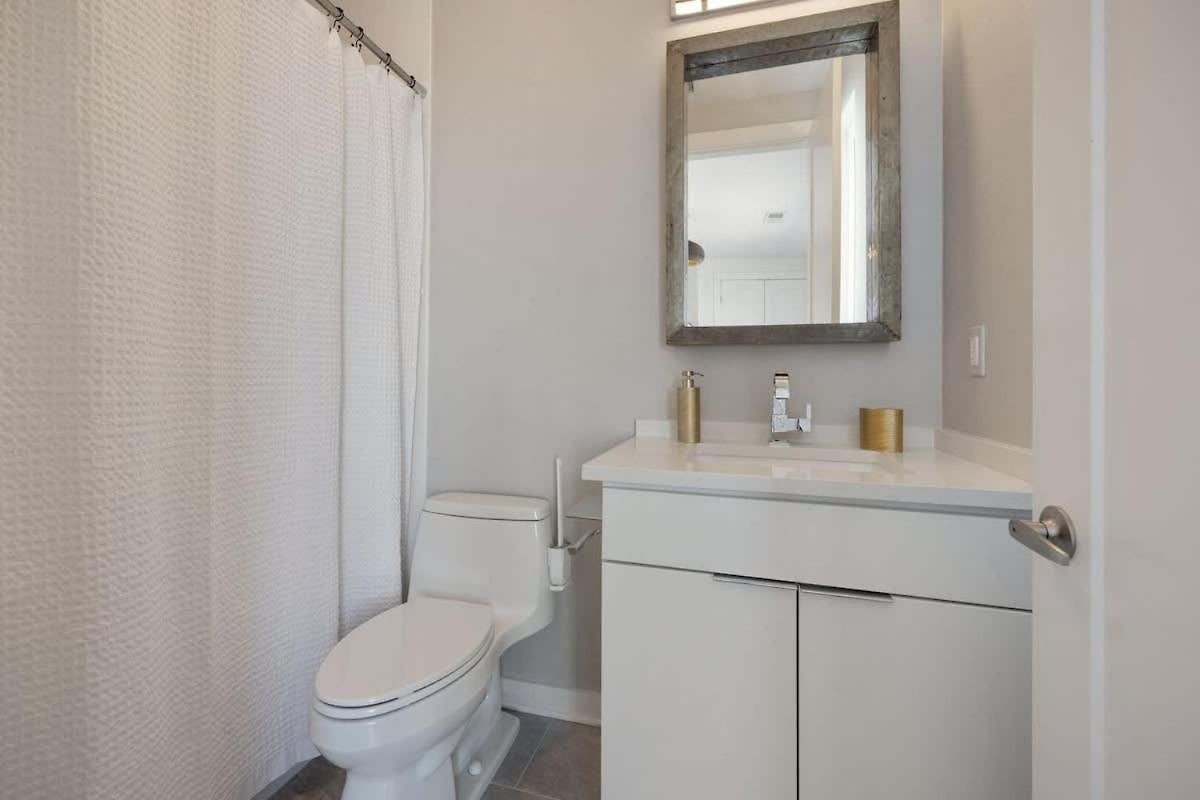 Notes - Sleeps 8 - Mins To Broadway! Holiday home
