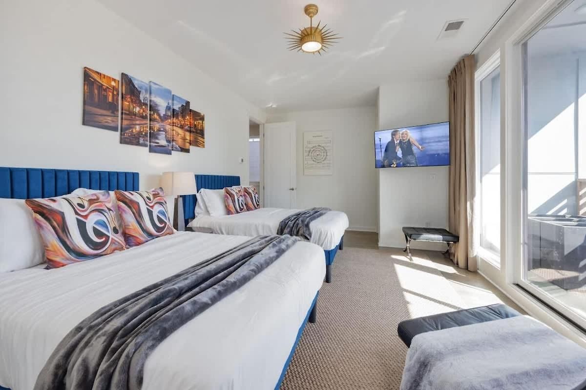 Notes - Sleeps 8 - Mins To Broadway! Holiday home *