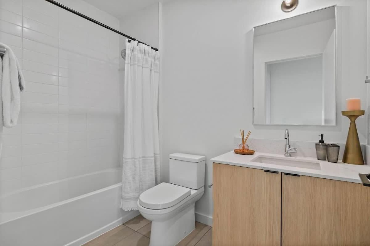 Holiday home Hyve -tropical Peach -walk To Broadway - Pool&gym!