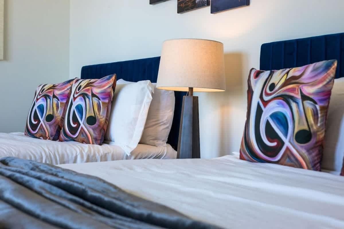 Notes - Sleeps 8 - Mins To Broadway! Holiday home *