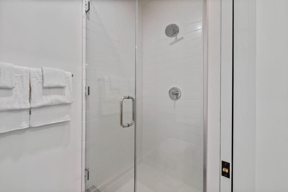 Holiday home Hyve -tropical Peach -walk To Broadway - Pool&gym! *