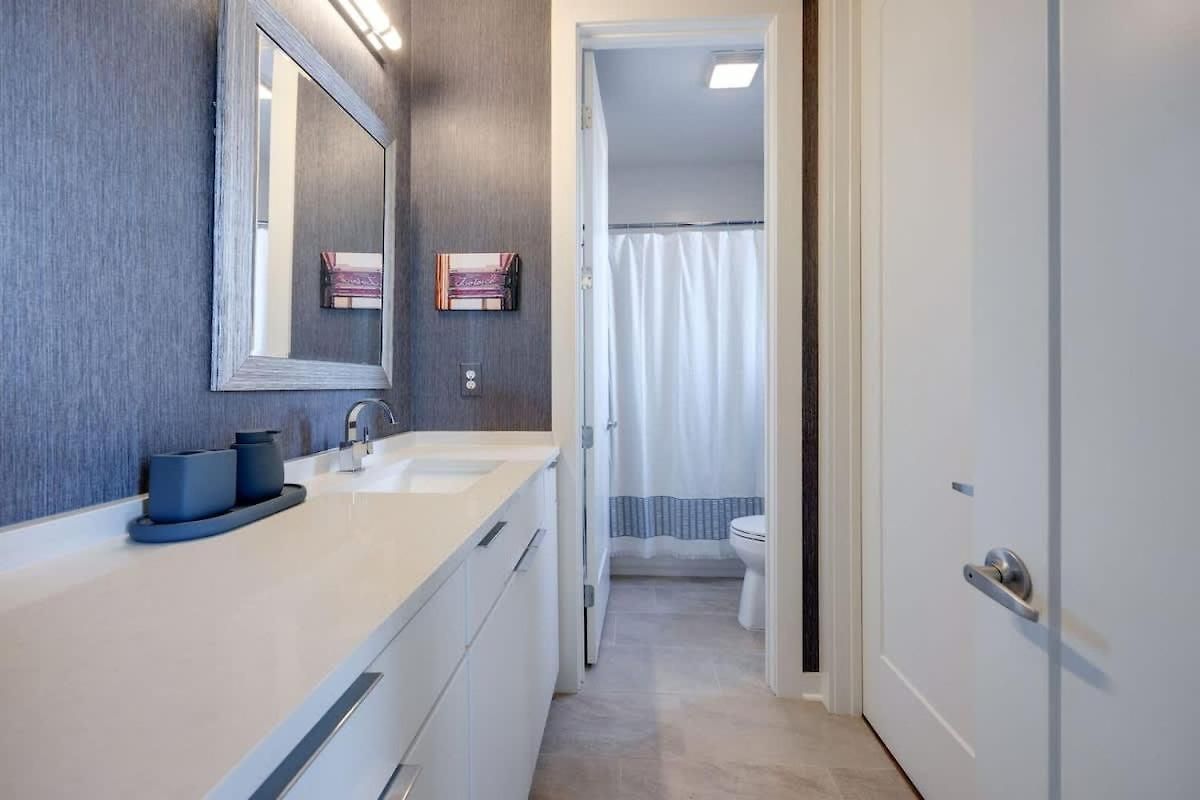 Notes - Sleeps 8 - Mins To Broadway! Holiday home *