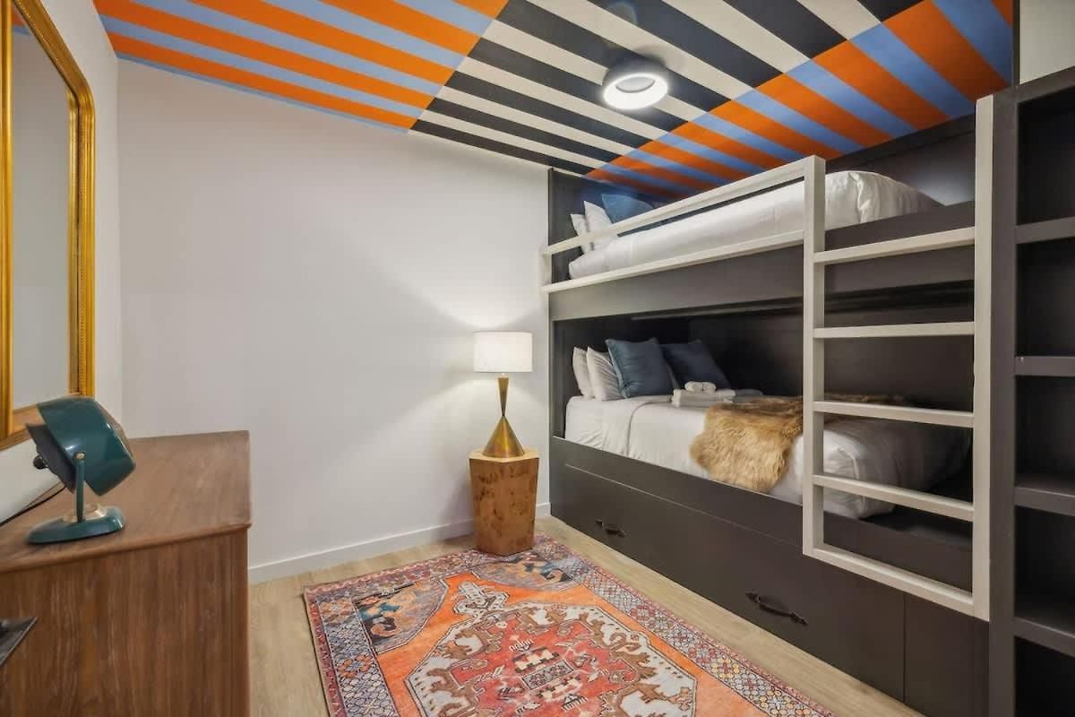 Hyve - Harmony Strum - Walk To Broadway - Pool & Gym Holiday home