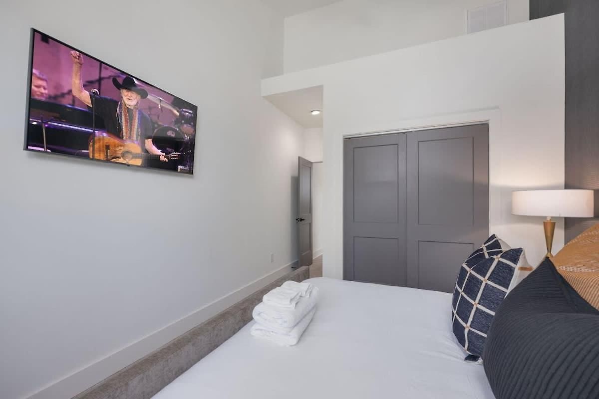Enchant - Stunning Views - Modern Luxe Holiday home