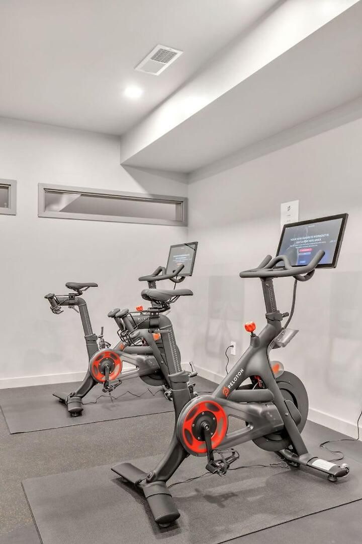 Hyve -tropical Peach -walk To Broadway - Pool&gym! Holiday home *