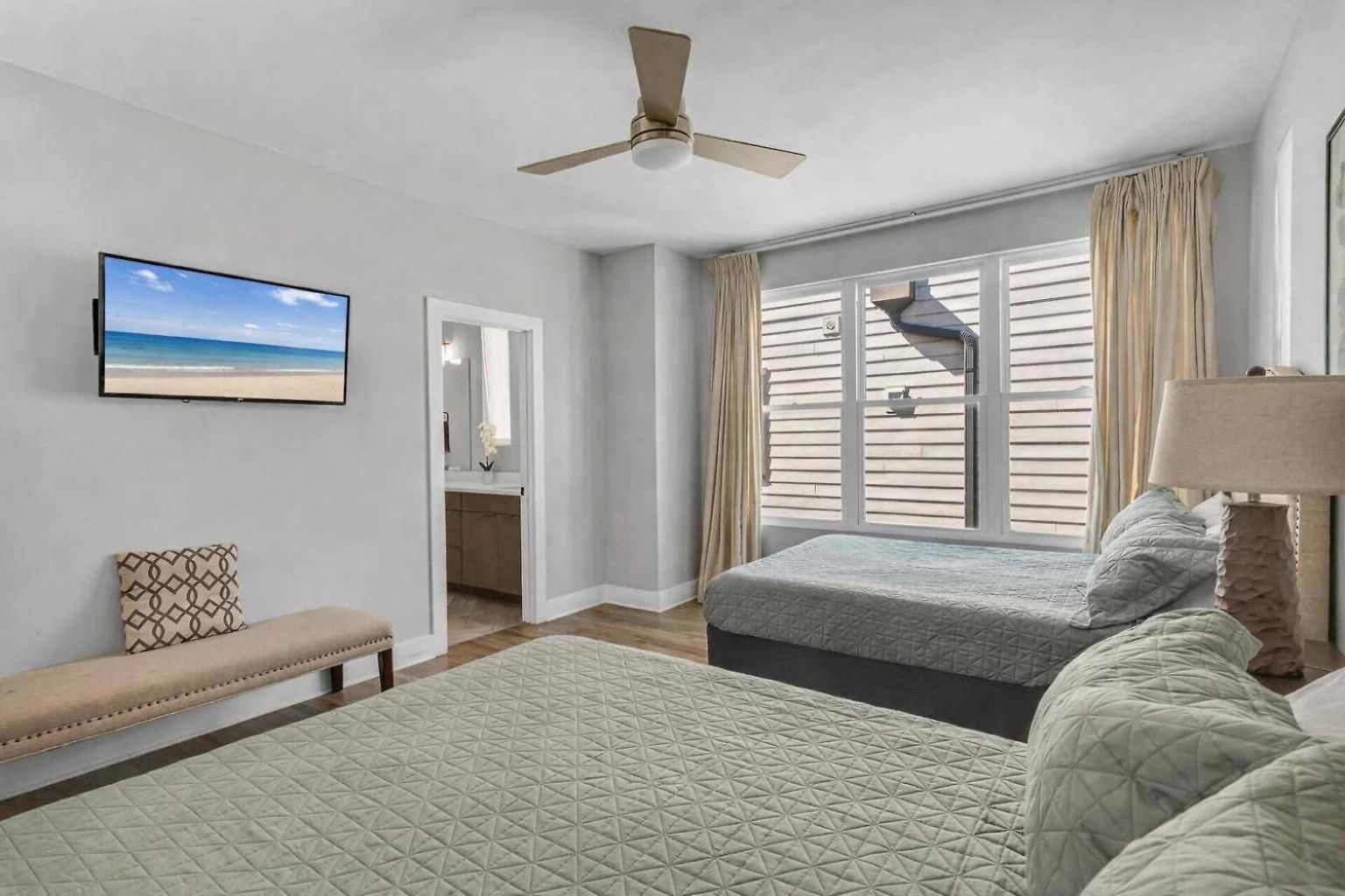 Holiday home Spacious Close To Belmont Rooftop *