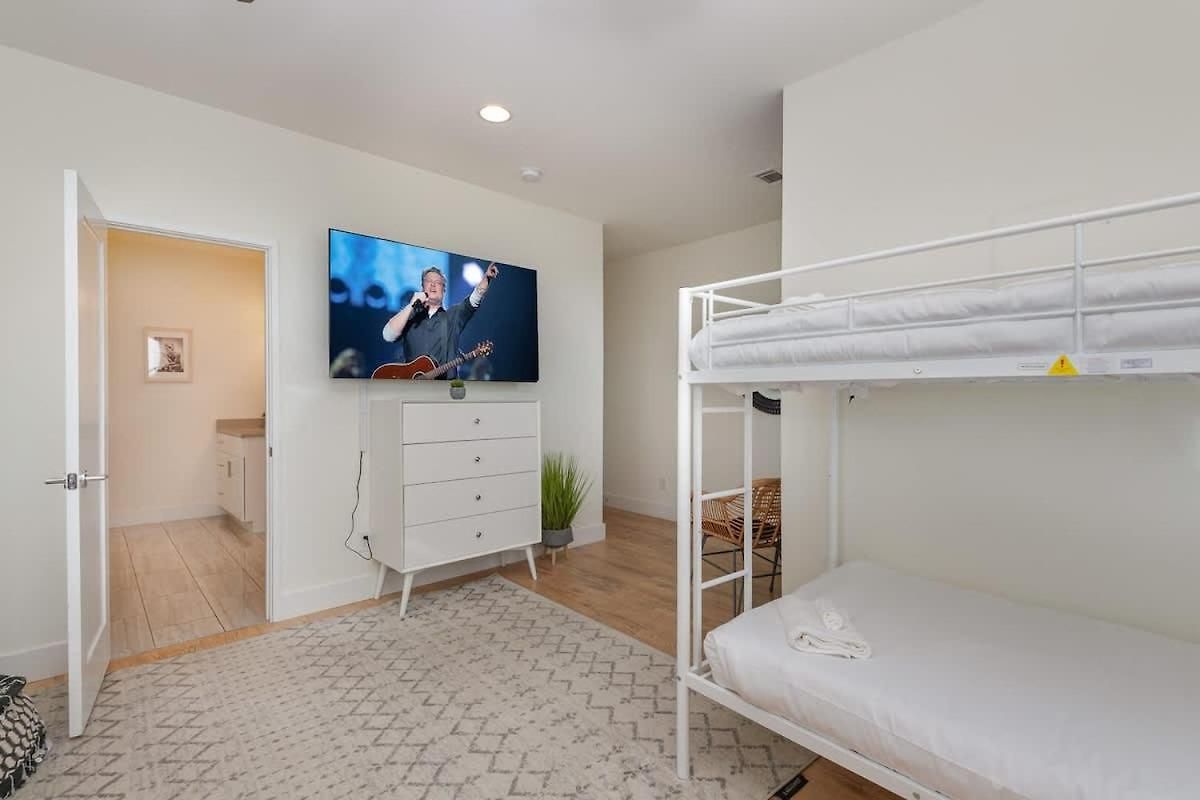 Citrine-private Patio & Balcony-near Germantown