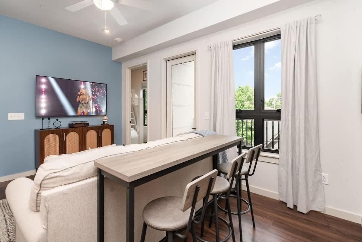 Harmony Outpost-pool & Gym-4 Mins To Broadway Holiday home