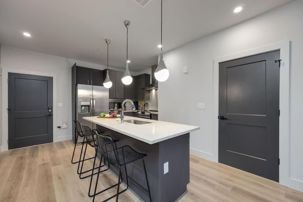 Twin Notes - Odyssey - 2 Units - Mins To Broadway