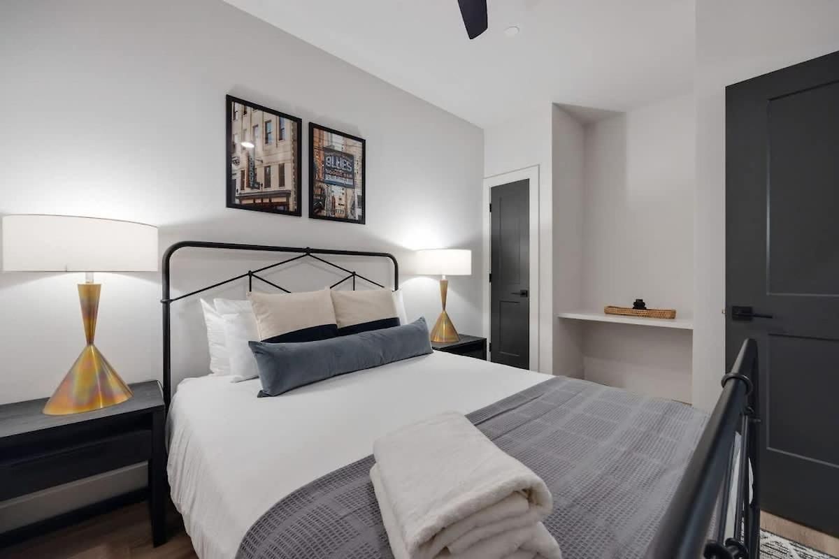 Twin Notes - Odyssey - 2 Units - Mins To Broadway