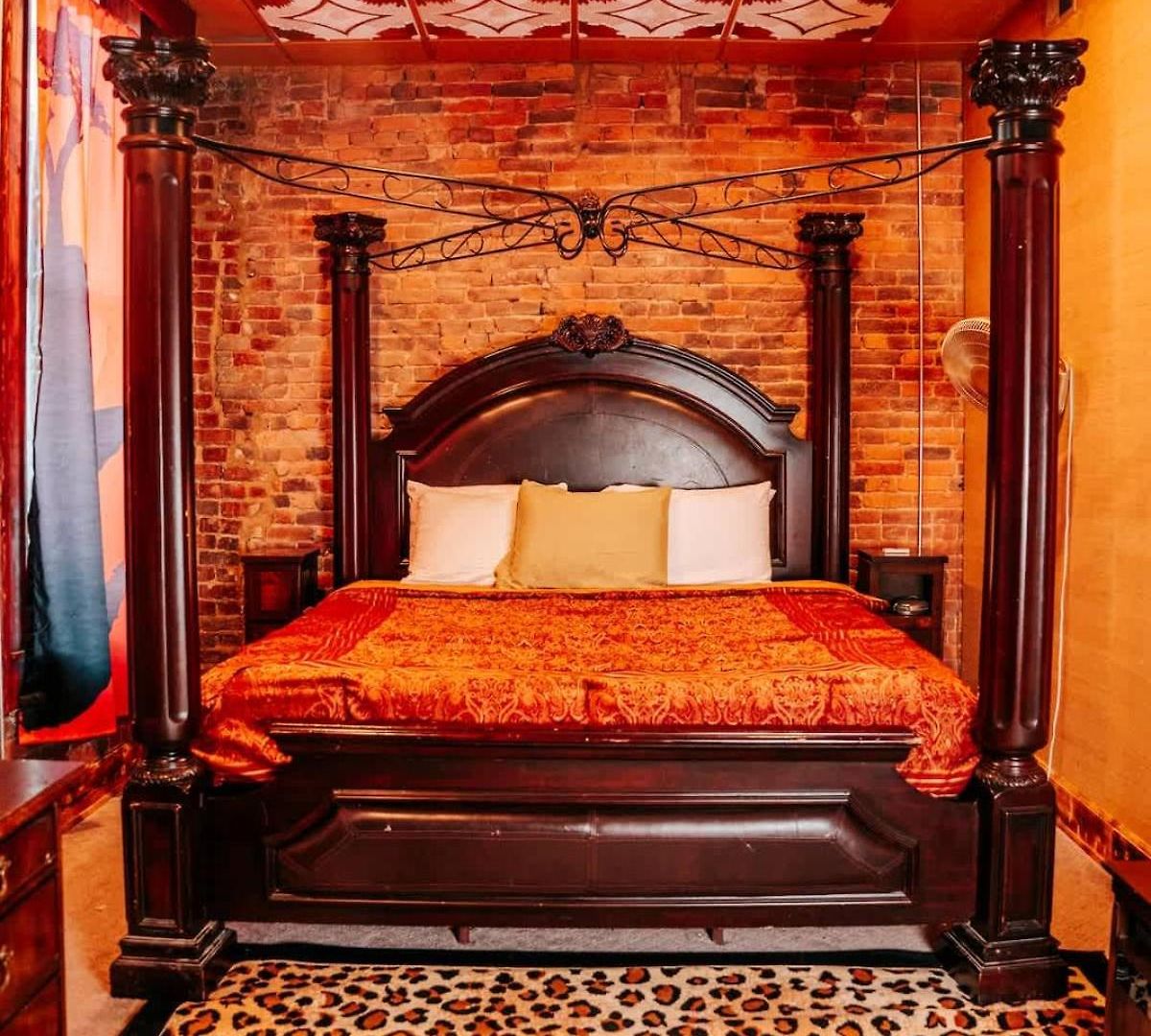 Printers Alley Downtown Mansion *