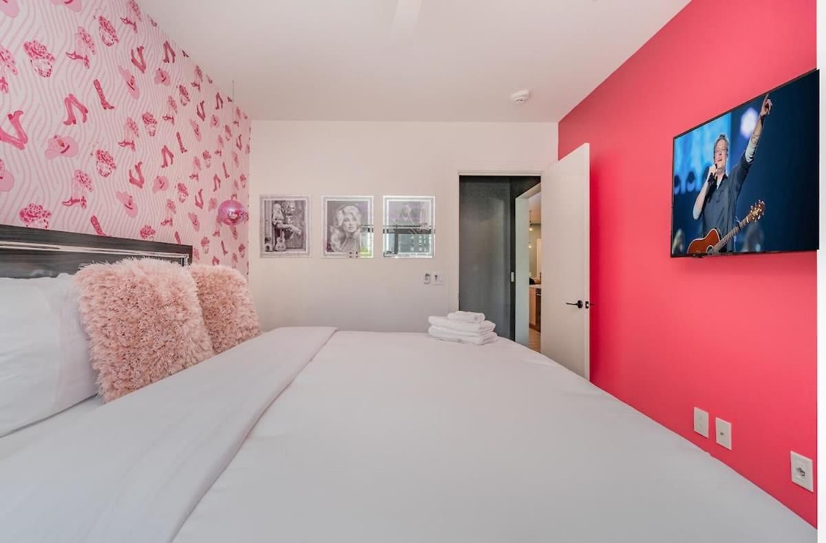 Hyve - Neon Lights - Pool & Gym - Walk To Broadway Holiday home