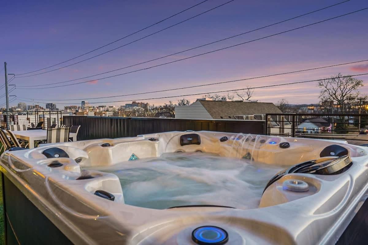Holiday home Sunset-expansive Patio & Hot Tub-mins To Broadway