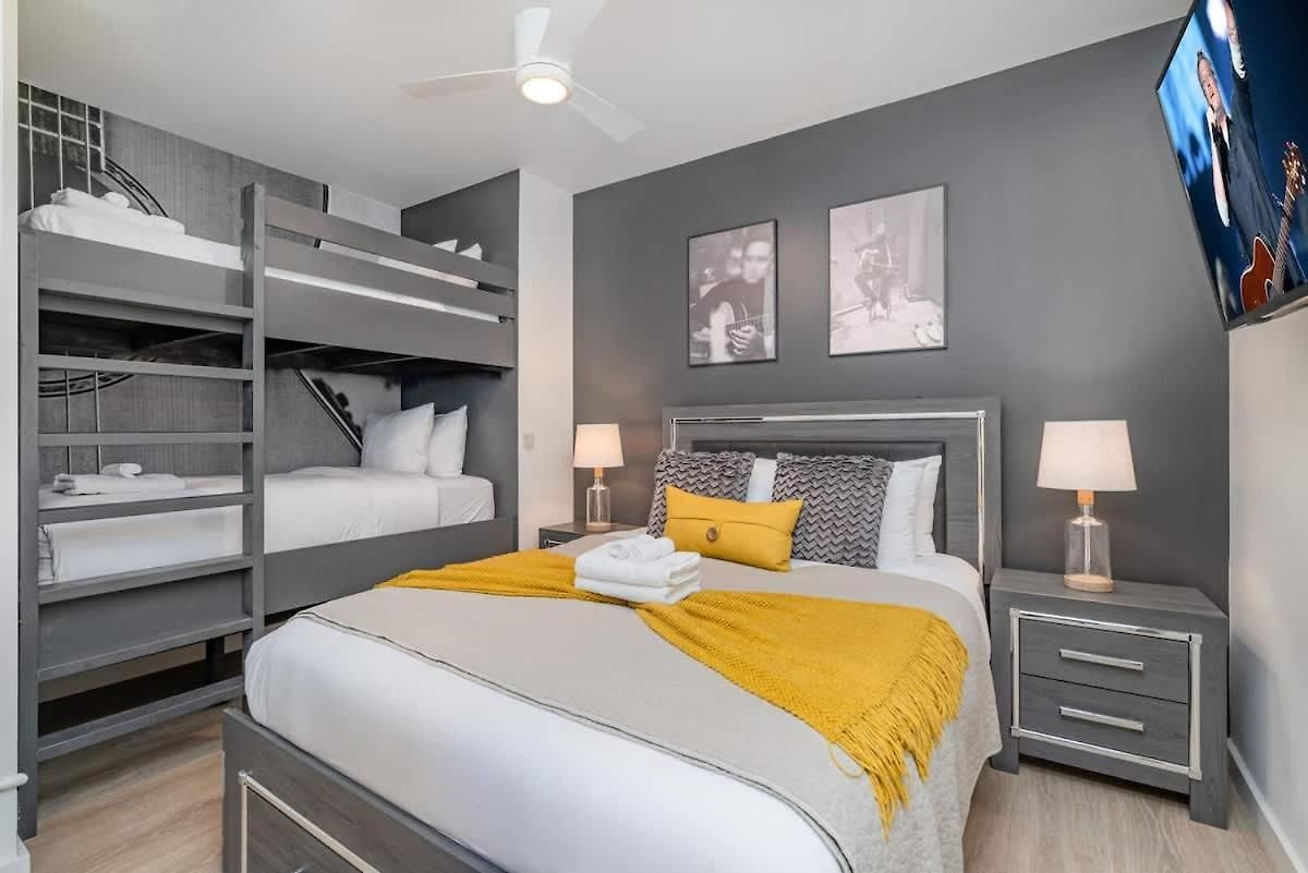 Holiday home Hyve - Neon Lights - Pool & Gym - Walk To Broadway *