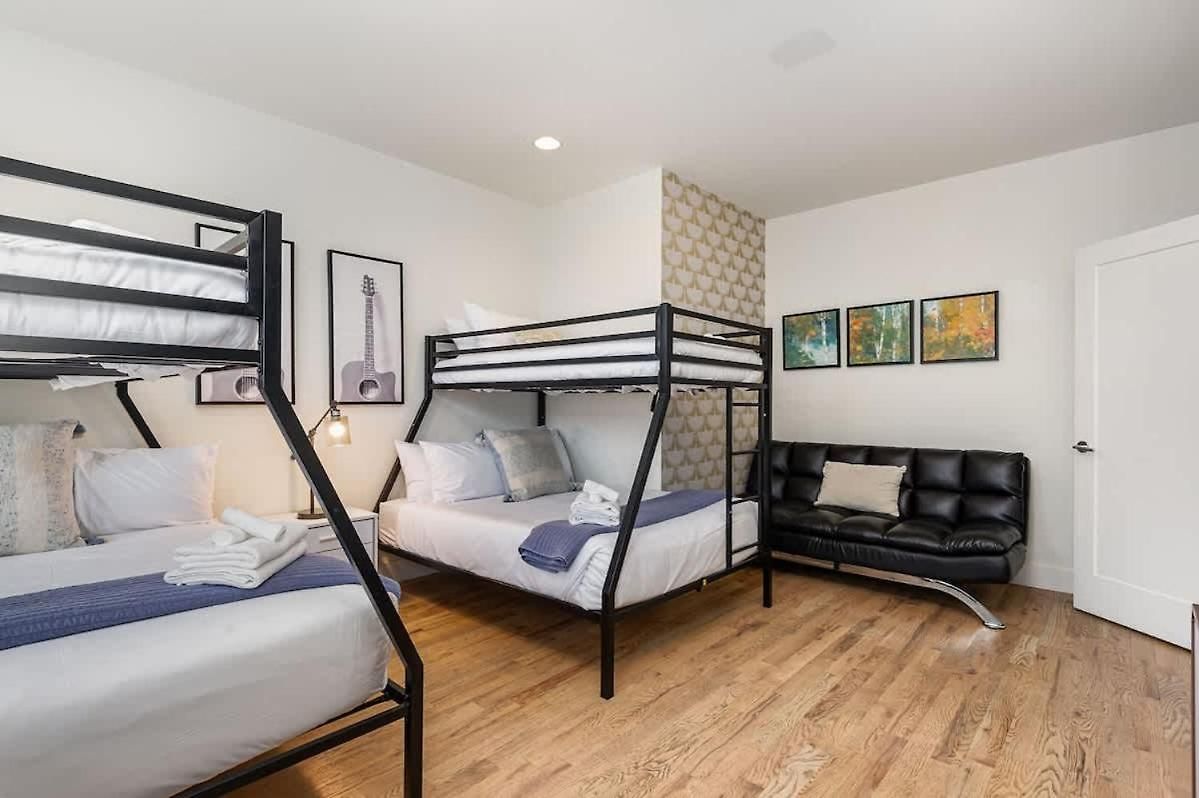 Riff & Rest - 2 Stylish Homes - Mins To Germantown Holiday home *