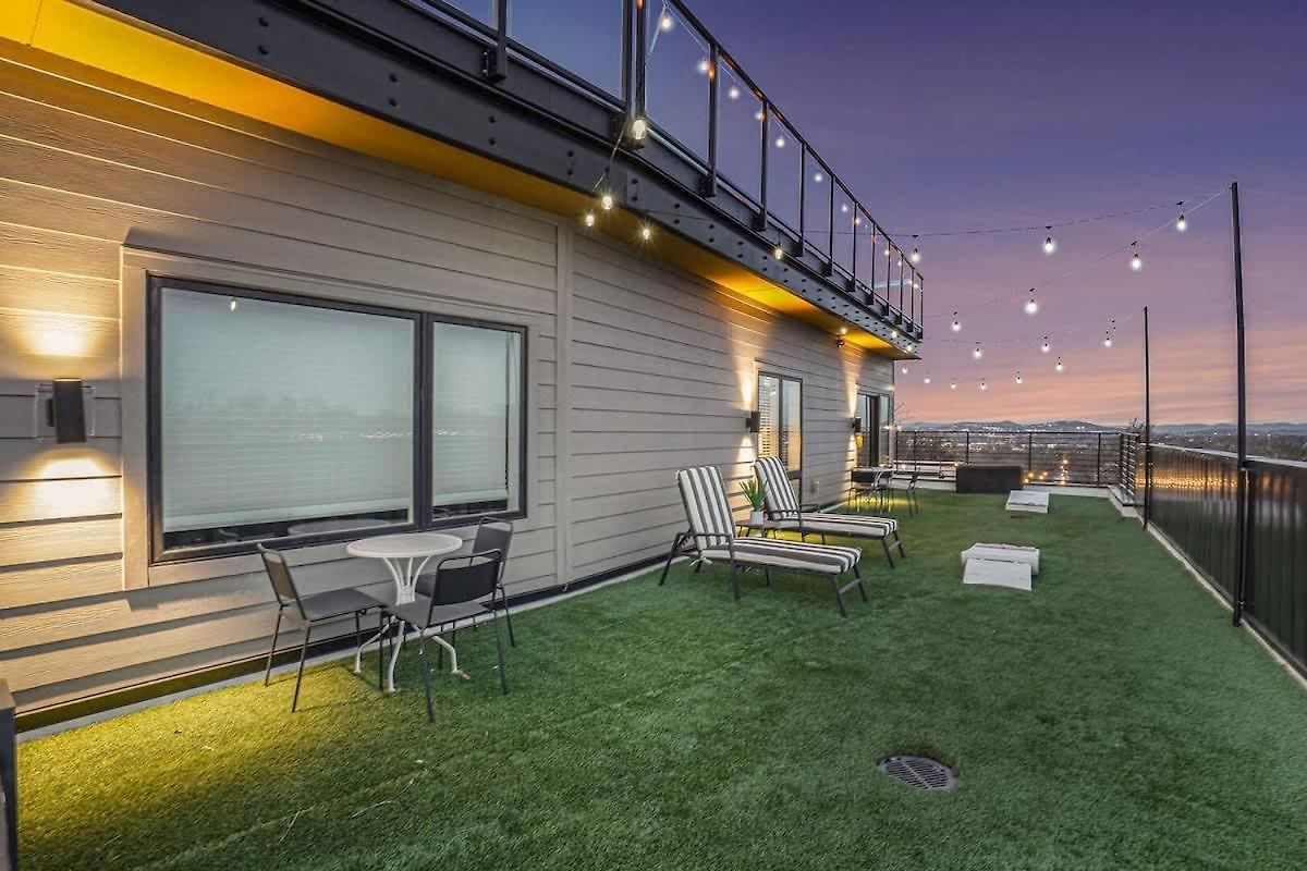 Holiday home Sunset-expansive Patio & Hot Tub-mins To Broadway *