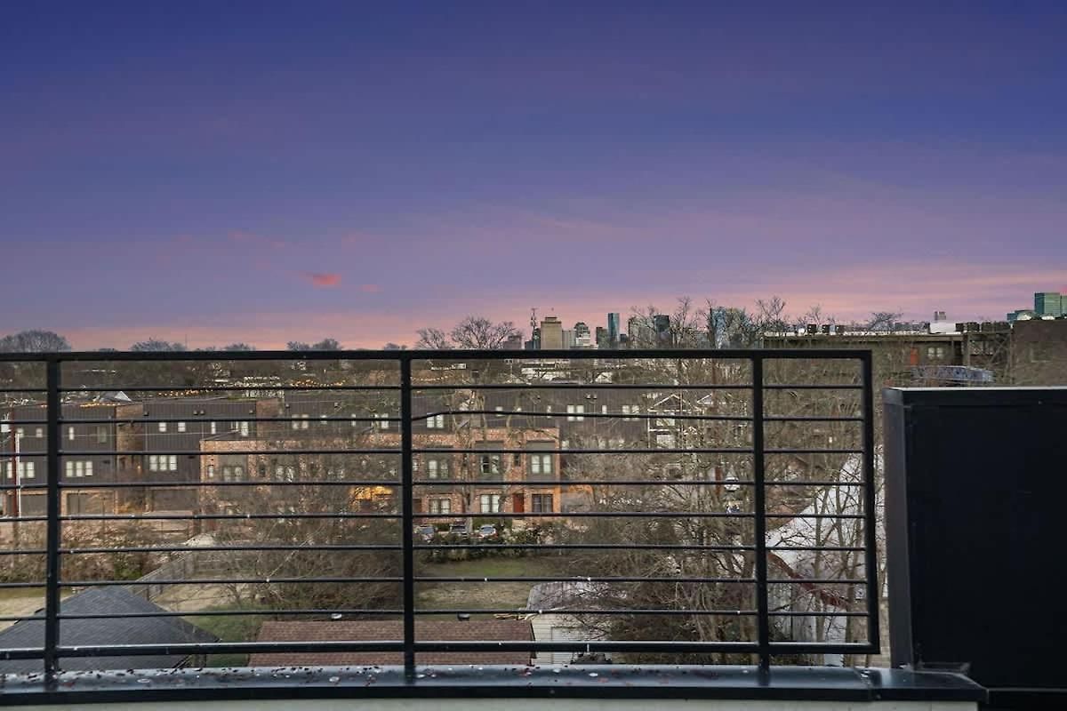 Holiday home Sunset-expansive Patio & Hot Tub-mins To Broadway