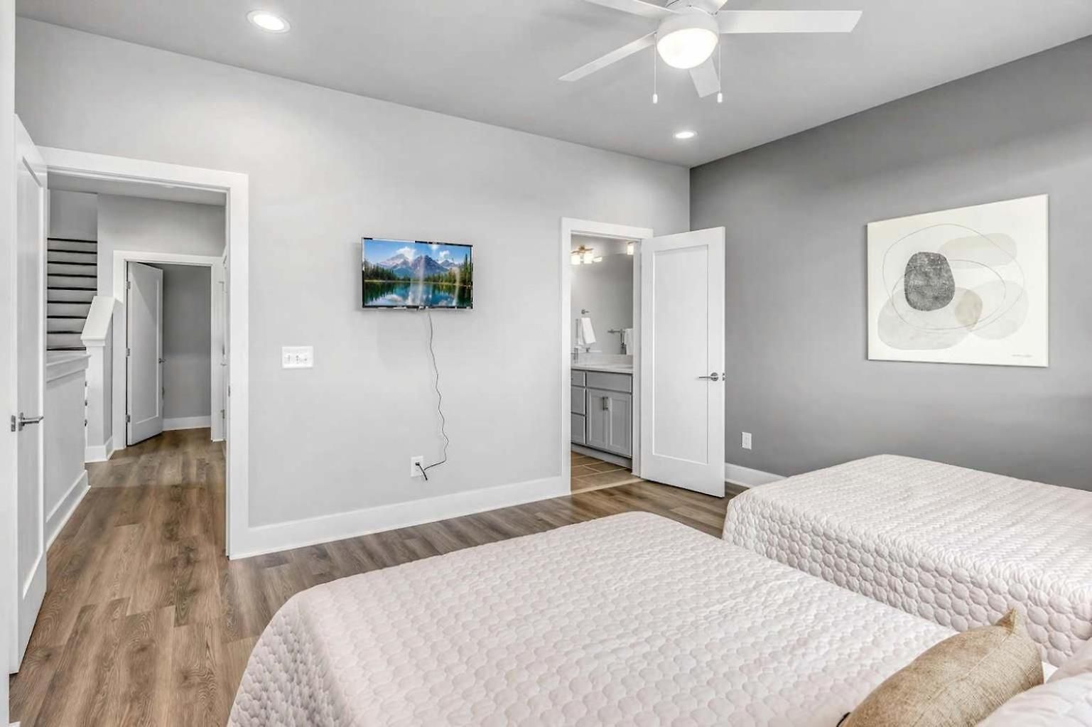 2 Townhomes - Sleeps 24-rooftop Patios