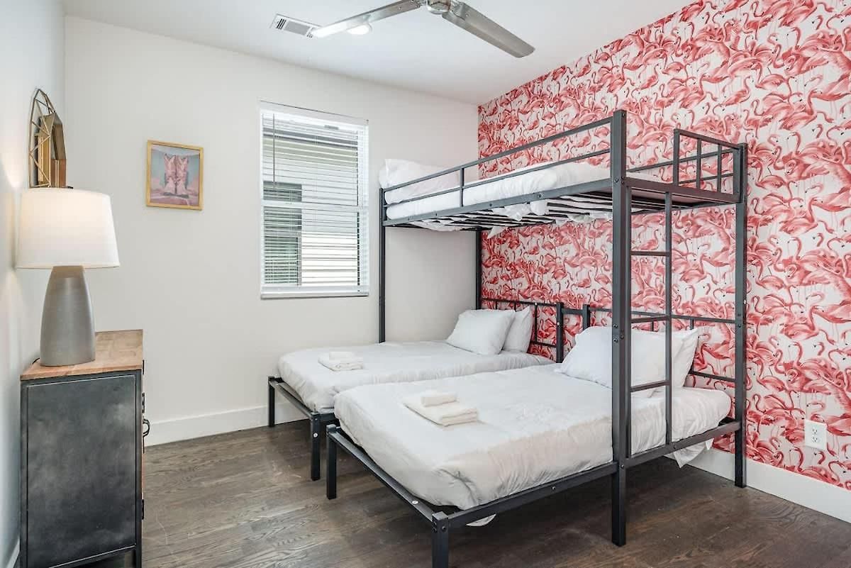 Riff & Rest - 2 Stylish Homes - Mins To Germantown Holiday home *