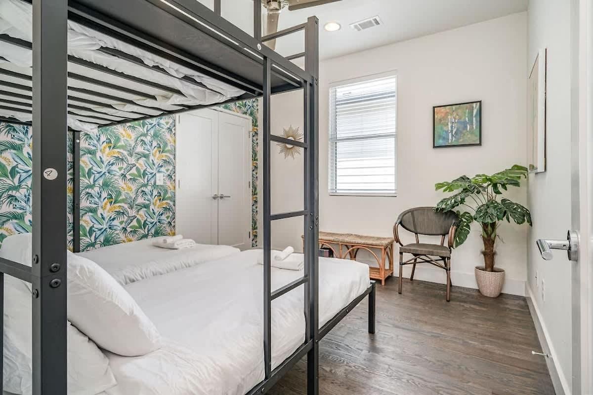Riff & Rest - 2 Stylish Homes - Mins To Germantown