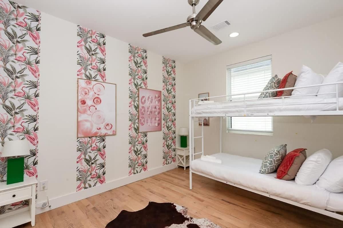 Holiday home Hurst House - 4 Stylish Homes - Mins To Germantown