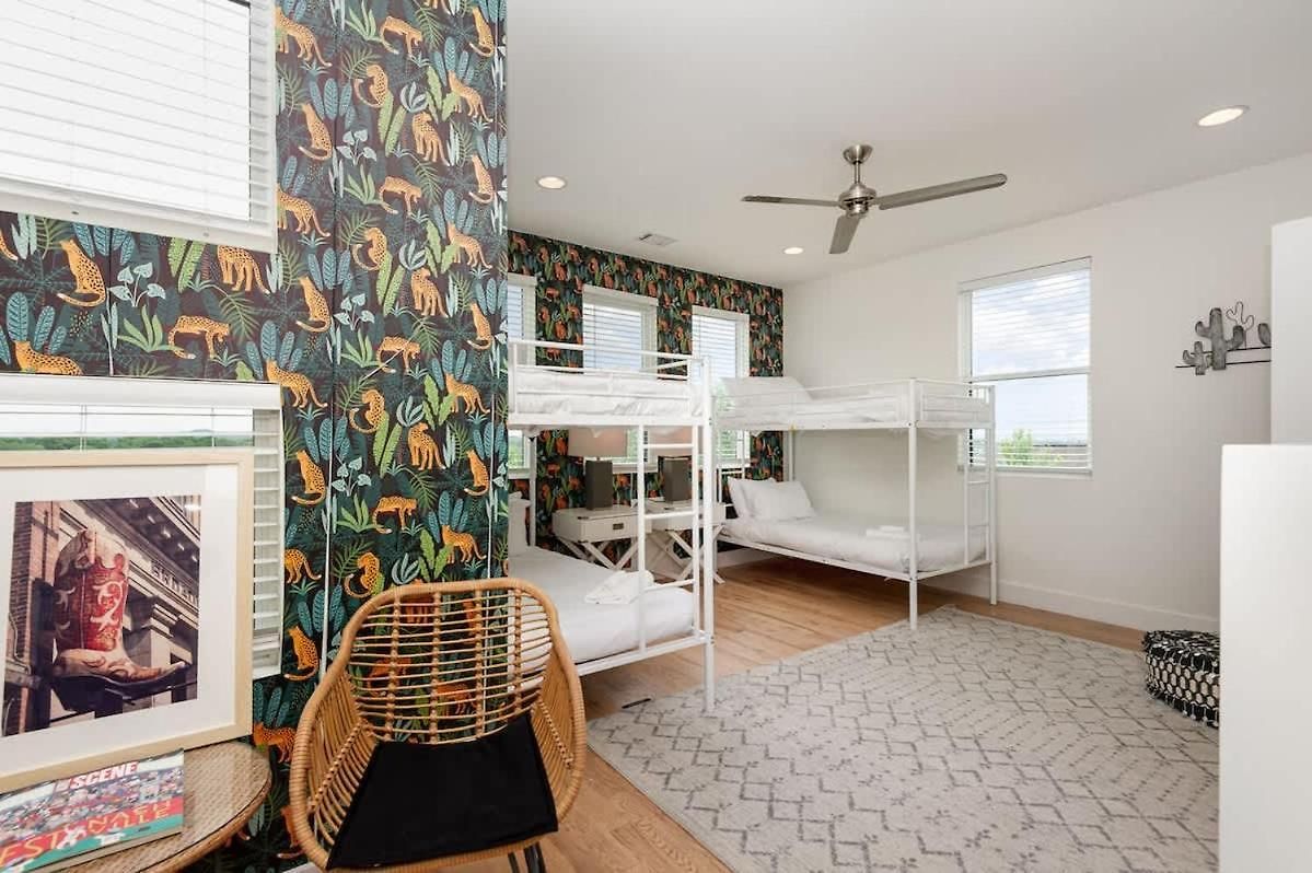 Holiday home Hurst House - 4 Stylish Homes - Mins To Germantown
