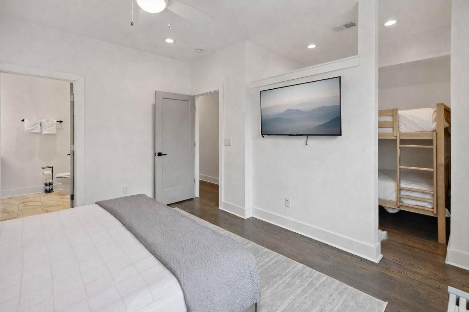 West End Oasis-new Building & Rooftop Views Holiday home Nashville