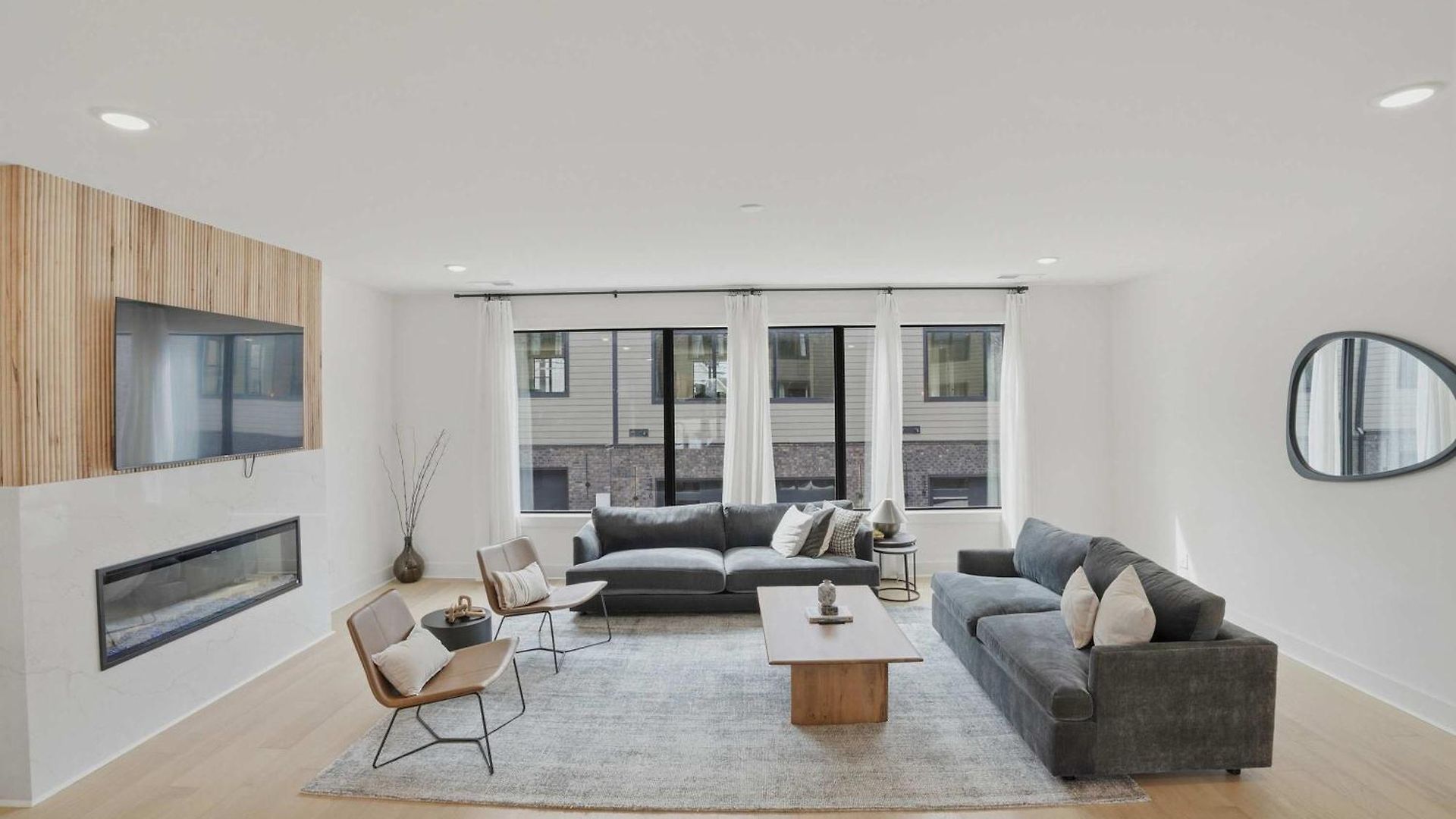 New Stylish Nash Townhouse W Hot Tub & Rooftop Apartment