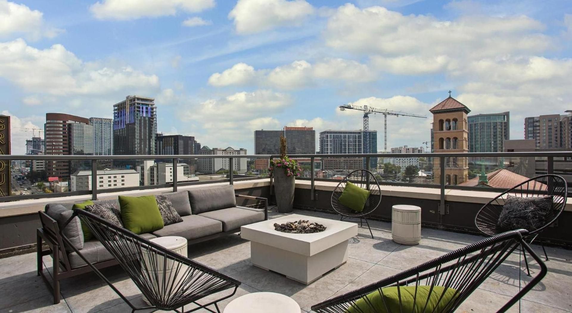Landing Amazing 2Bd Pool Rooftop Lounge