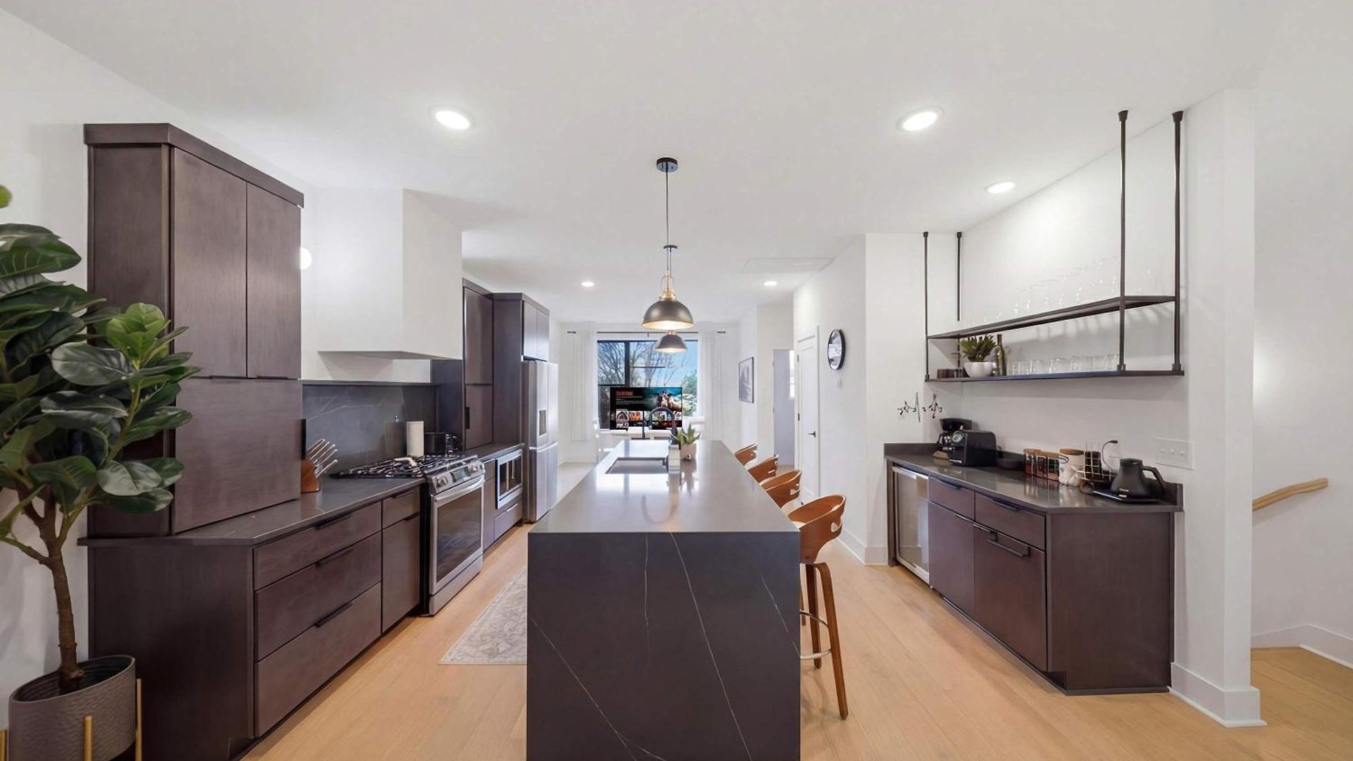 New Modern Escape With Rooftop Hot Tub Apartment