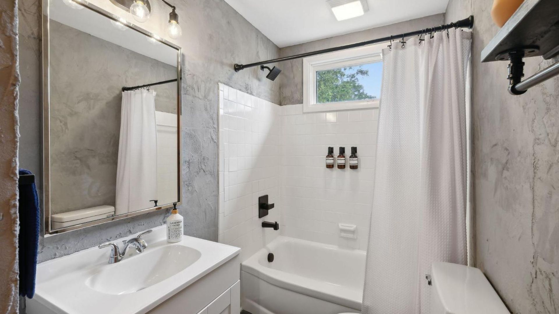 Vibey Unit In Duplex *