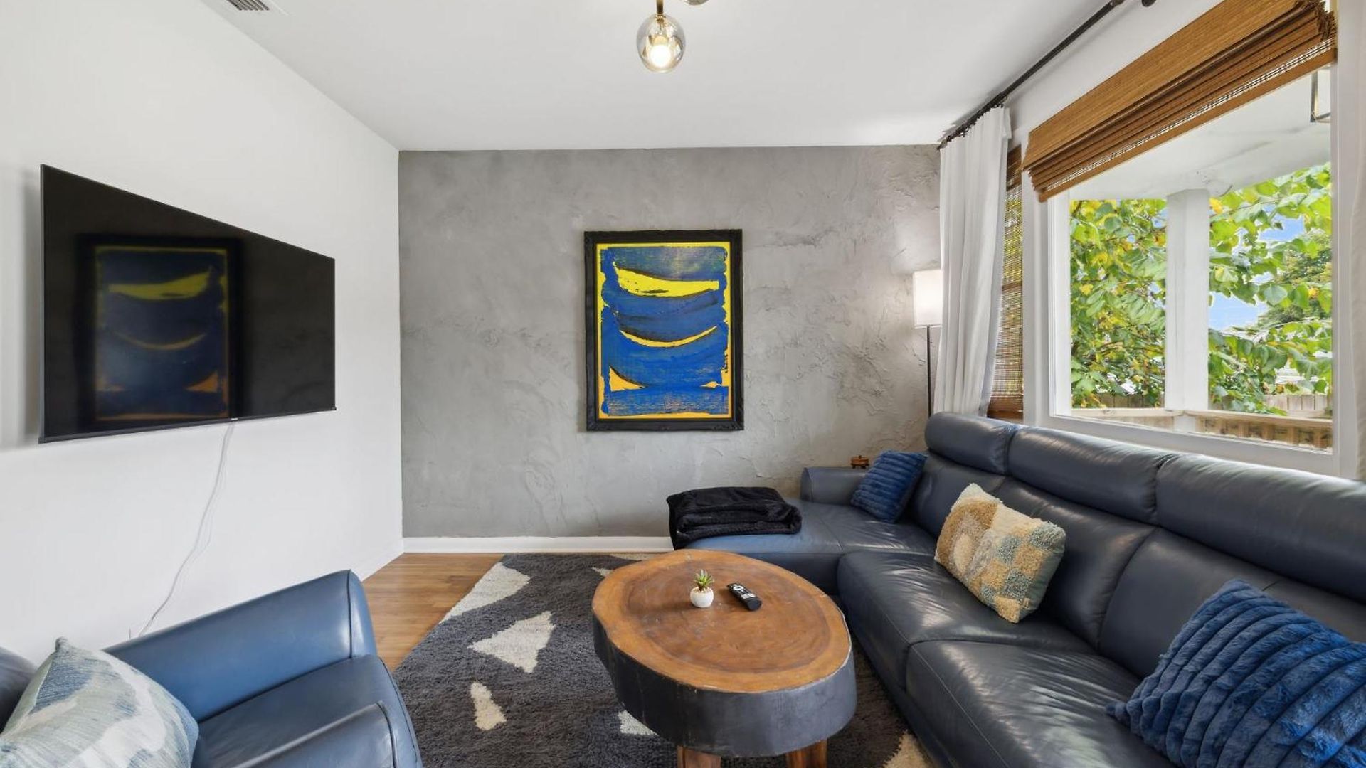 Vibey Unit In Duplex Apartment *