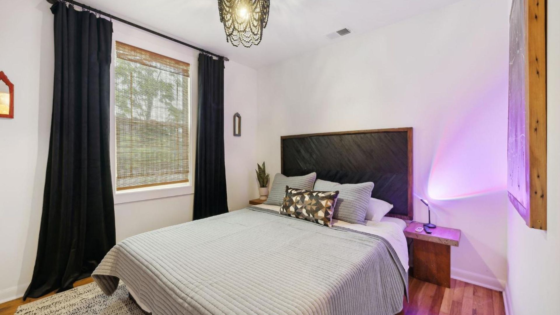Vibey Unit In Duplex *