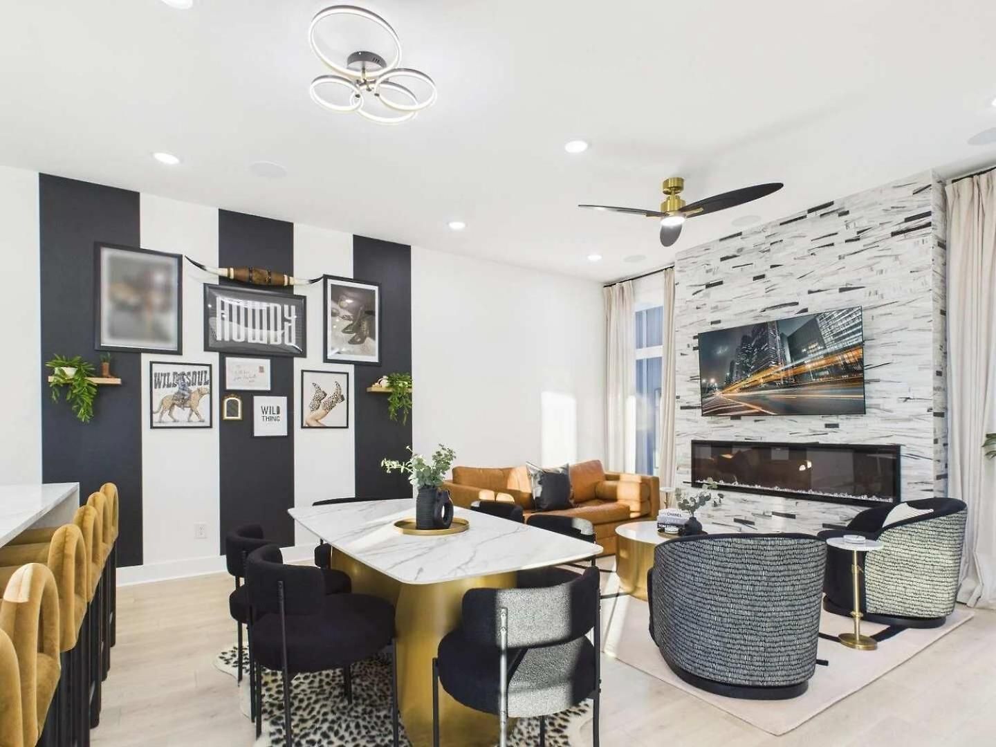 Holiday home Halo-rooftop Patio & Game Room-mins To Broadway