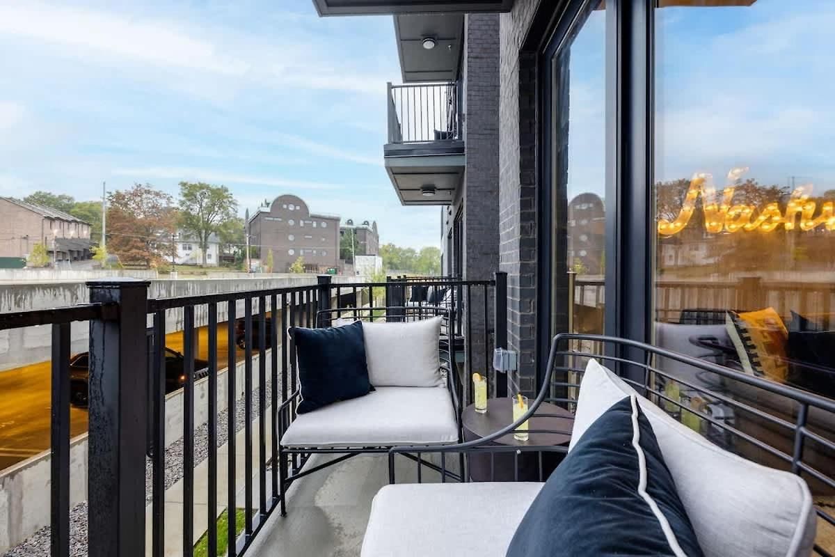 Symphony - Odyssey - Mins To Broadway - Pool & Gym Holiday home Nashville