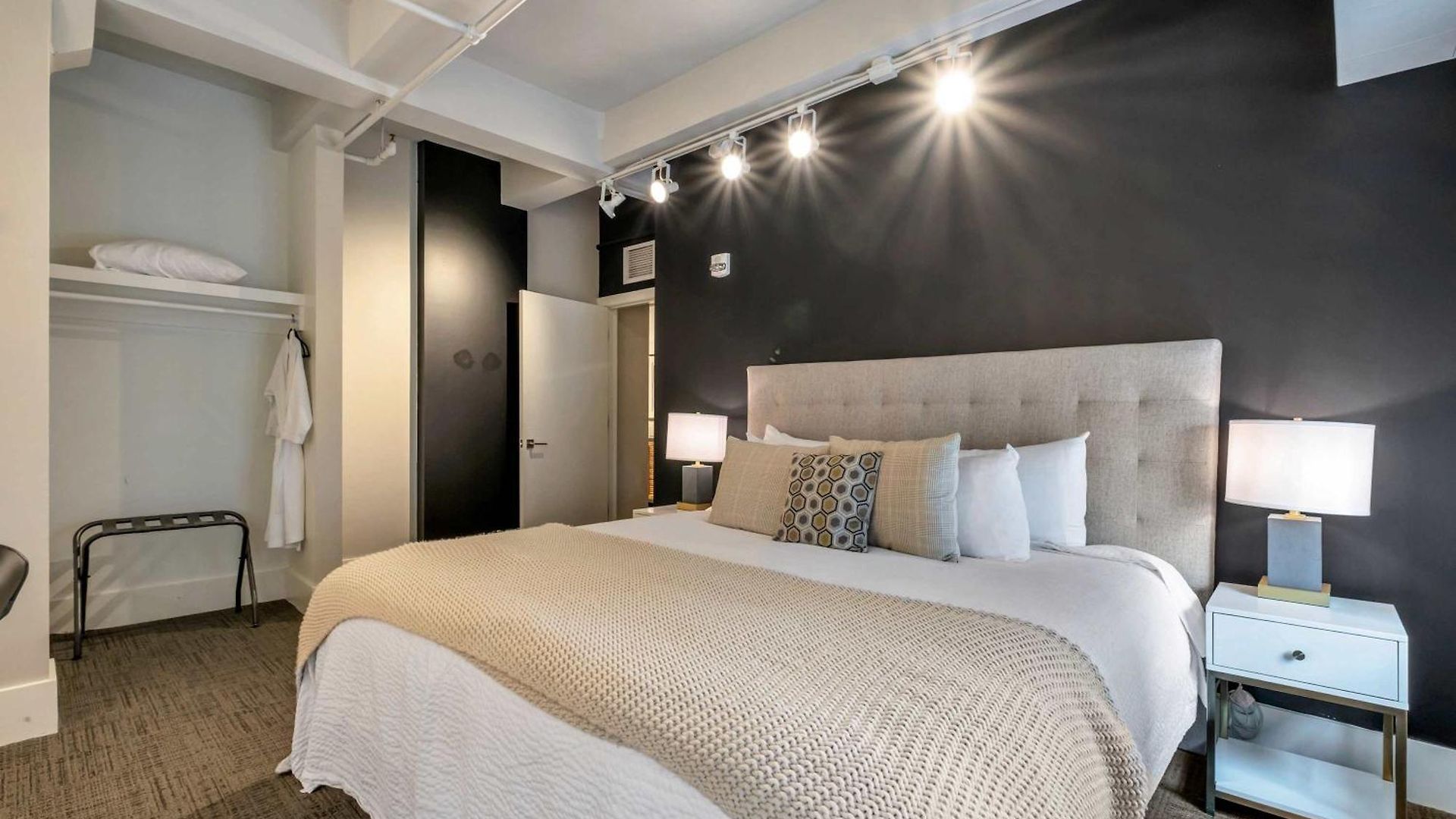 Honky Tonk 6 Bedroom By Maddox Apartment