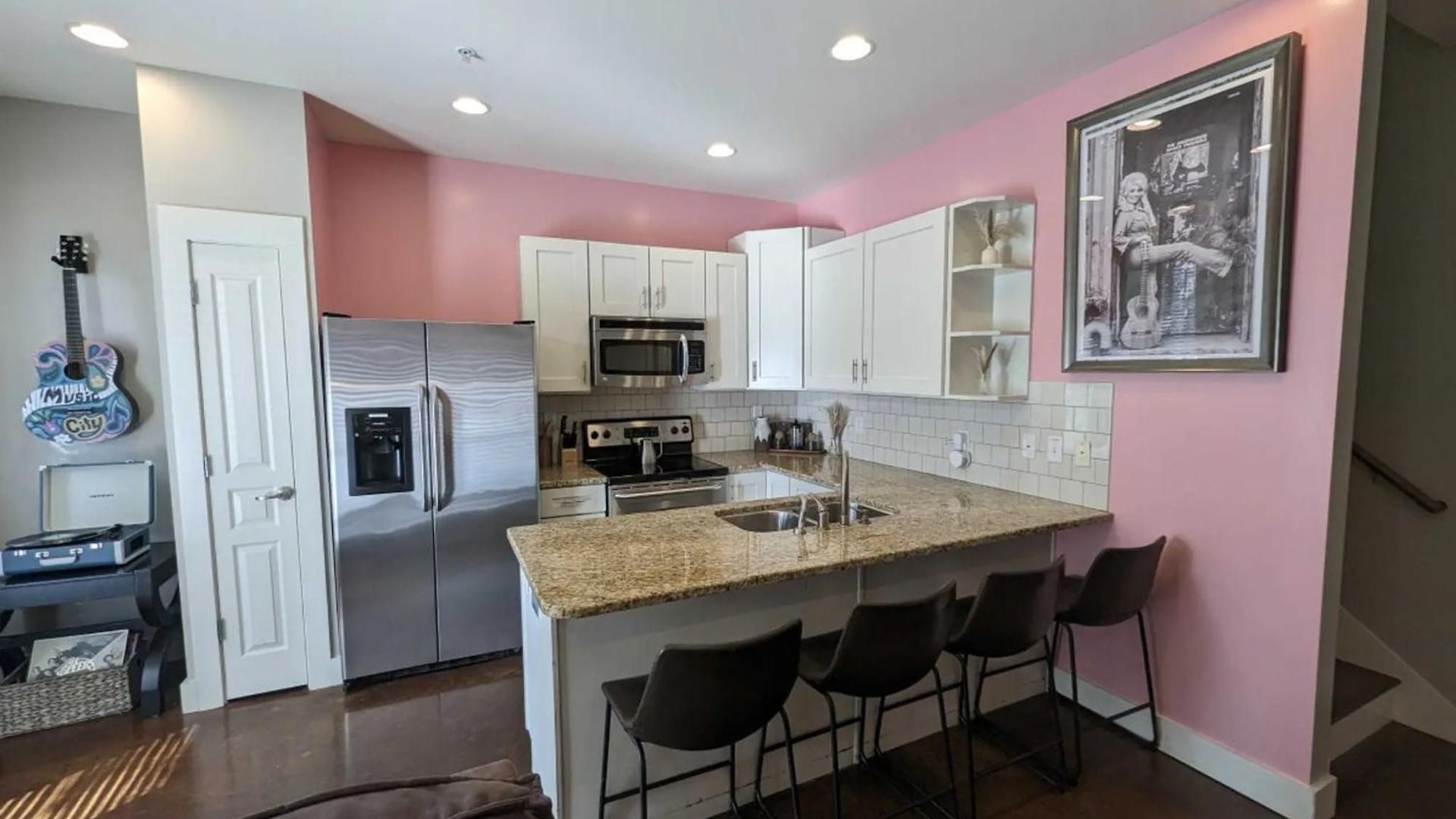 Apartment 2-bedroom Unit With Free Parking & 2 King Beds *