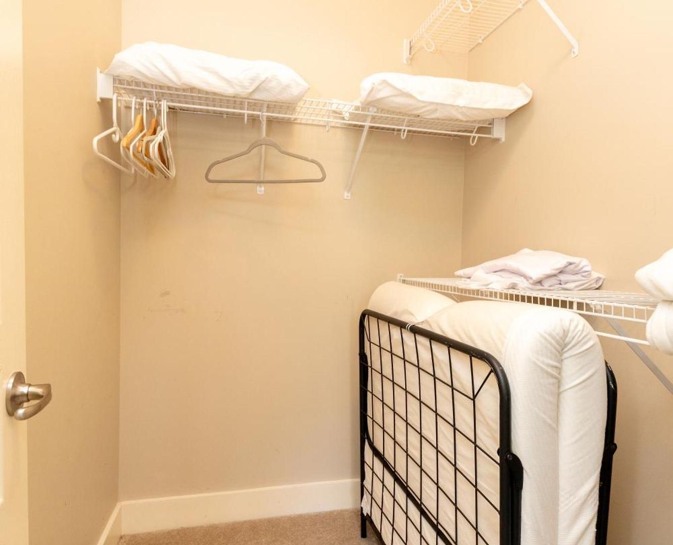 The Johnny Cash - Music Row District - Free Garage Parking - King Bed Apartment